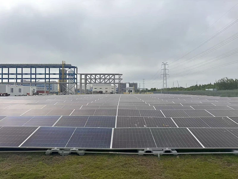Système de montage à toit plat pour panneaux solaires